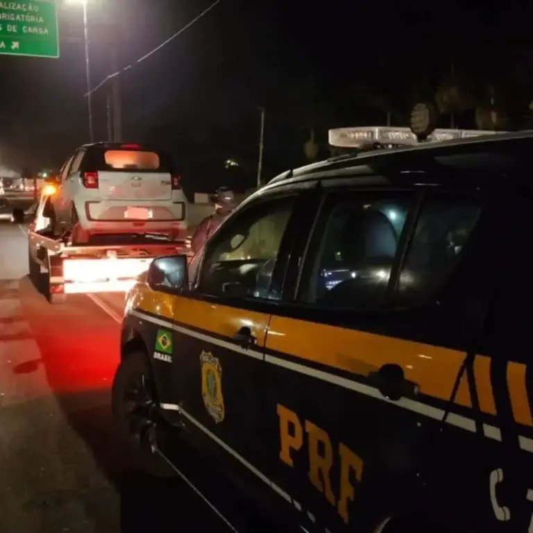 PRF recupera carro roubado na BR-101 em Torres - Studio TV