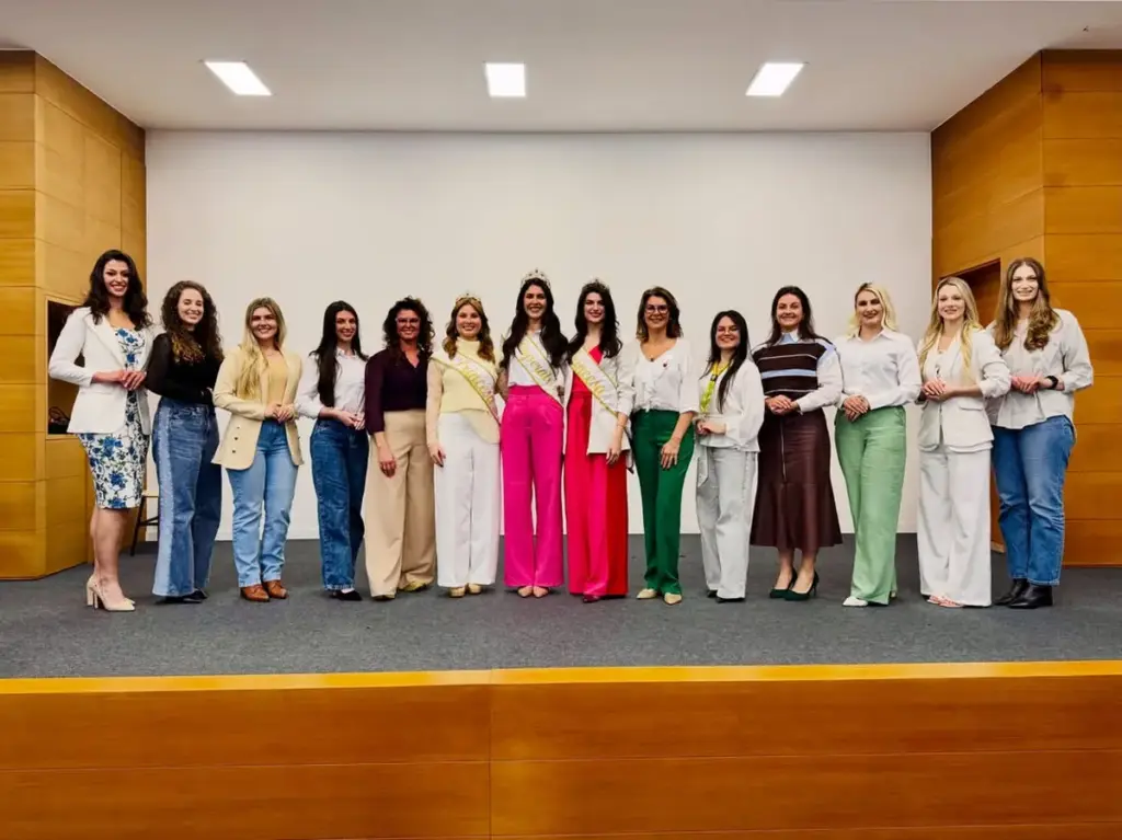 Primeiro encontro reúne candidatas ao título de Imperatriz e Princesas da XII FEMAÇÃ - Studio TV