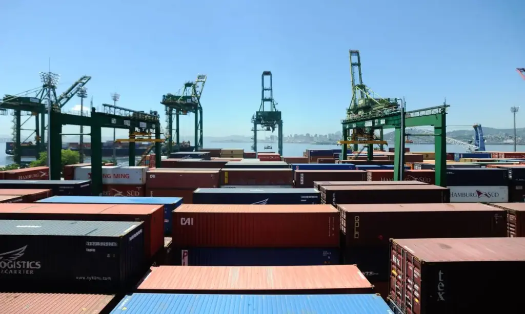 Projeção de superávit comercial é elevada para US$ 90 bilhões em 2026, impulsionada por exportações - Studio TV
