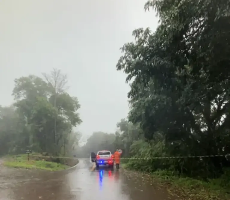 Queda de pedras bloqueia estrada entre Linha Ferri e Demari, em Bento Gonçalves - Studio TV