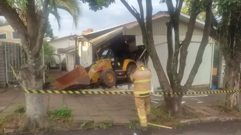 Retroescavadeira desgovernada invade residência em Guaporé - Studio TV
