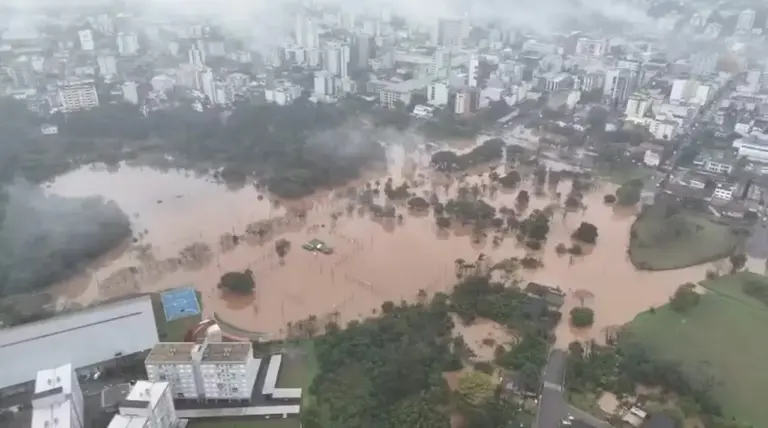 Rio Taquari transborda, invade ruas e força retirada de famílias no Vale do Taquari - Studio TV