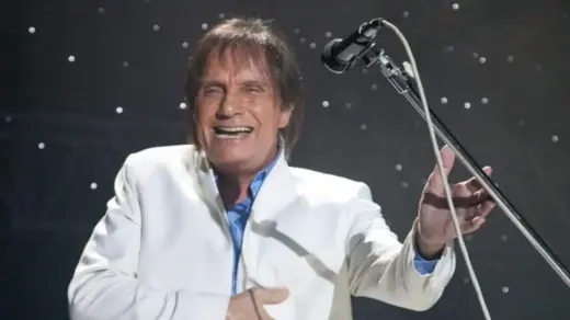 Roberto Carlos recebe alta após cirurgia e continuará recuperação em casa - Studio TV
