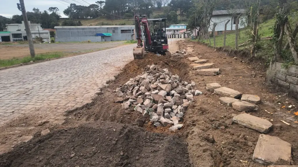 Rua Barão do Rio Branco recebe preparação para pavimentação asfáltica em Veranópolis - Studio TV