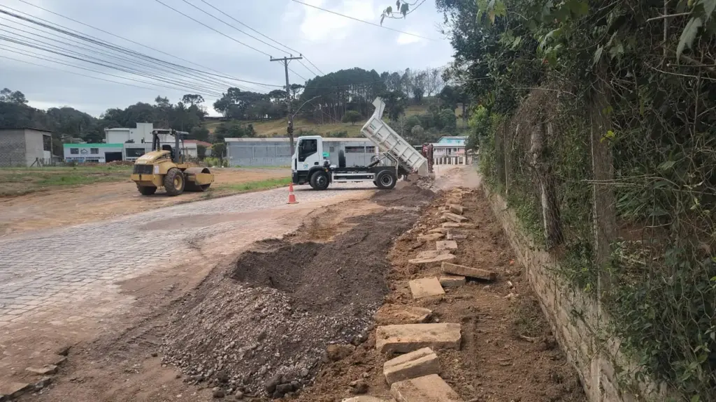 Rua Barão do Rio Branco recebe preparação para pavimentação asfáltica em Veranópolis - Studio TV