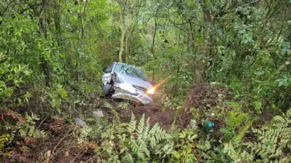 Saída de pista deixa quatro homens feridos na BR-470, em Garibaldi - Studio TV