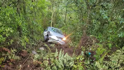 Saída de pista deixa quatro homens feridos na BR-470, em Garibaldi - Studio TV