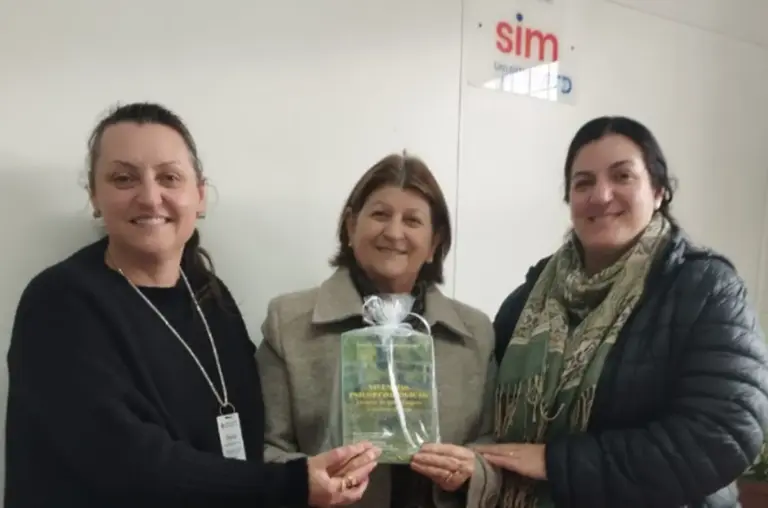 Secretaria de Educação de Veranópolis recebe livro sobre psicopedagogia - Studio TV
