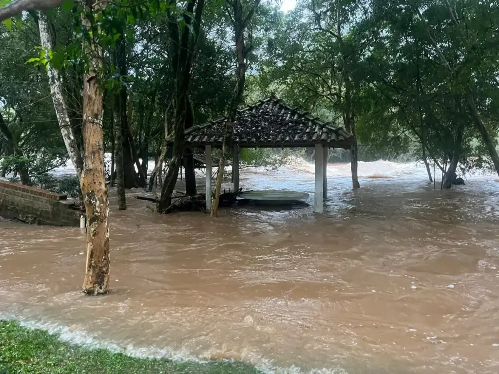 Secretaria de Obras avalia danos e atua na recuperação de estradas em Vila Flores - Studio TV