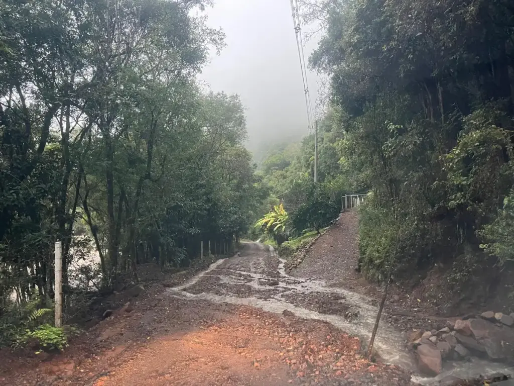 Secretaria de Obras avalia danos e atua na recuperação de estradas em Vila Flores - Studio TV
