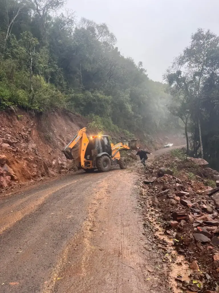 Secretaria de Obras avalia danos e atua na recuperação de estradas em Vila Flores - Studio TV