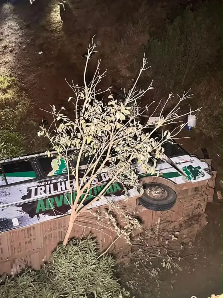Seguidor pede ajuda para retirar motos de ônibus que caiu de ponte entre Paraí e Casca - Studio TV