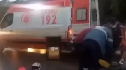 Motociclista fica ferido em colisão com micro-ônibus escolar na Rota do Sol - Studio TV