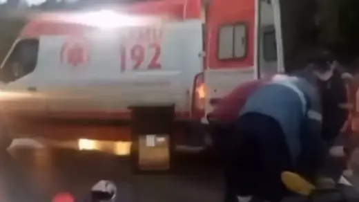 Motociclista fica ferido em colisão com micro-ônibus escolar na Rota do Sol - Studio TV