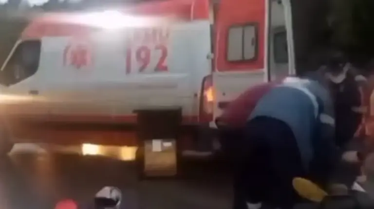 Motociclista fica ferido em colisão com micro-ônibus escolar na Rota do Sol - Studio TV