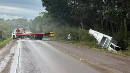 Trânsito é bloqueado na ERS-324 para retirada de caminhão entre Marau e Passo Fundo - Studio TV