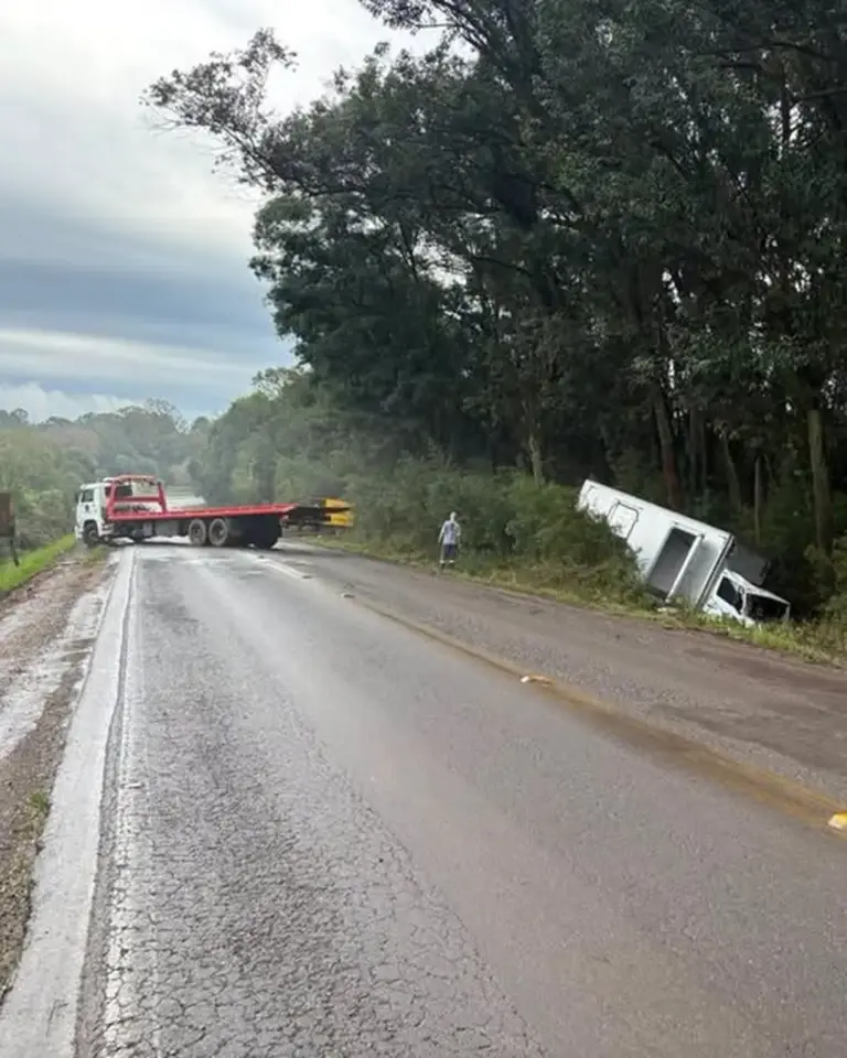 Trânsito é bloqueado na ERS-324 para retirada de caminhão entre Marau e Passo Fundo - Studio TV