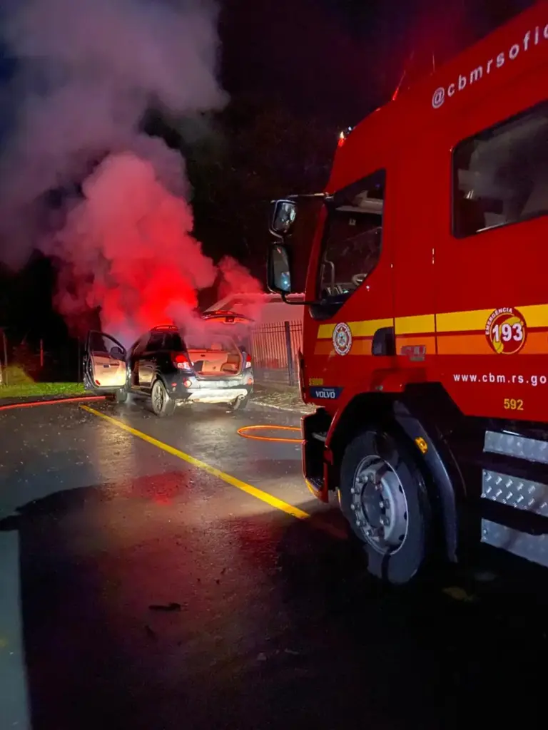 Princípio de incêndio atinge veículo e mobiliza Bombeiros em Veranópolis - Studio TV
