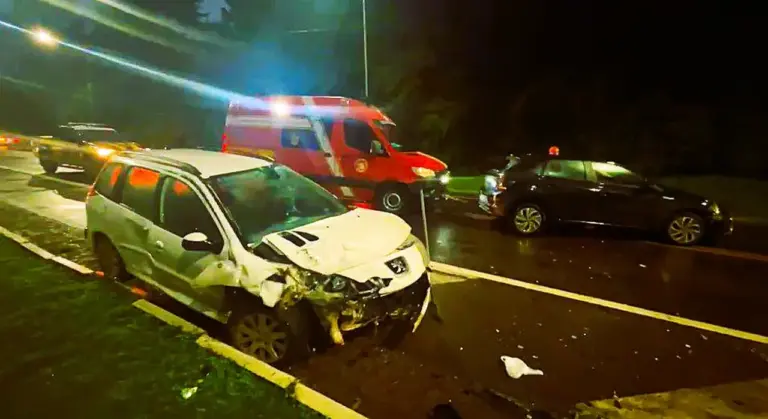 Colisão entre dois veículos deixa feridos na BR-470, em Garibaldi - Studio TV