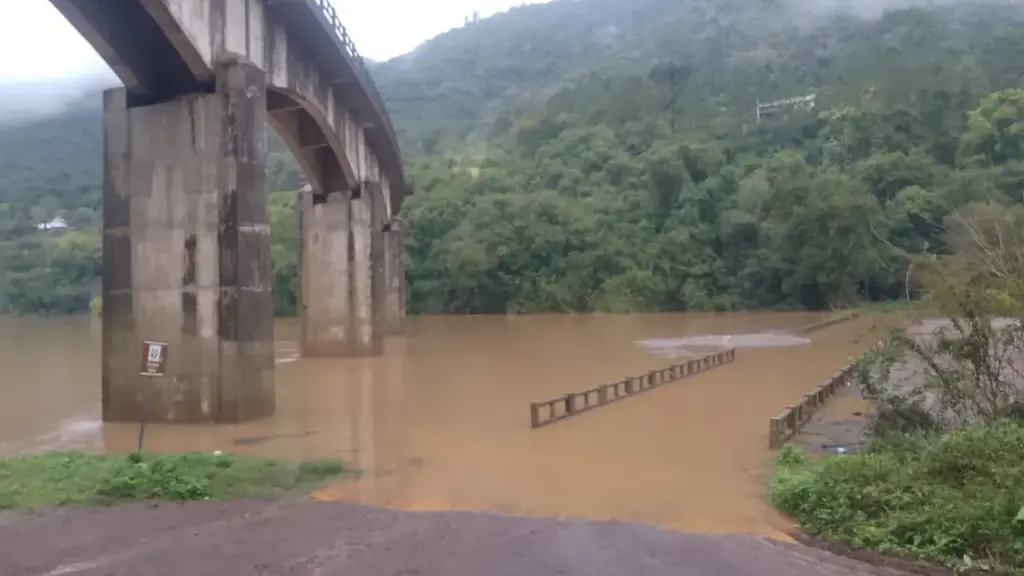 Ponte entre Vila Flores e Protásio Alves é submersa pelo Rio da Prata - Studio TV