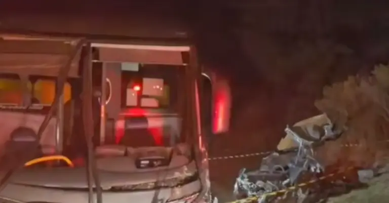 Acidente entre ônibus e carro deixa uma pessoa morta entre Carazinho e Sarandi na noite deste domingo - Studio TV