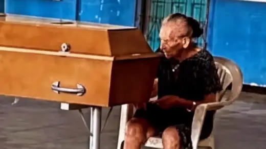 Mãe de 100 anos emociona ao se despedir do filho durante velório - Studio TV