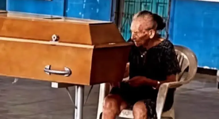 Mãe de 100 anos emociona ao se despedir do filho durante velório - Studio TV