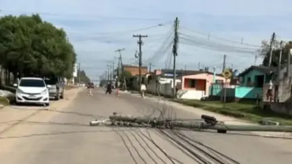 Vendaval derruba postes e deixa mais de 800 imóveis sem energia em Bagé - Studio TV