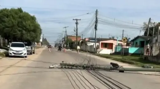 Vendaval derruba postes e deixa mais de 800 imóveis sem energia em Bagé - Studio TV