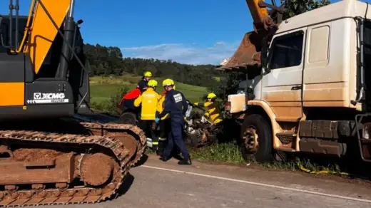 Duas pessoas morrem após carro ser esmagado por caminhão em SC - Studio TV