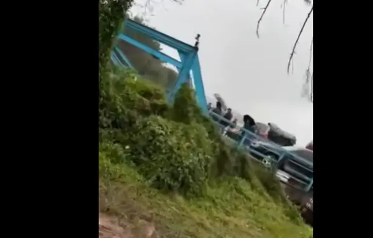 Balsa perde controle após quebra de hélice e colide contra barranco no Rio Taquari - Studio TV