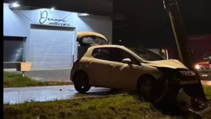 Motorista colide automóvel contra poste em Marau - Studio TV