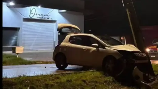 Motorista colide automóvel contra poste em Marau - Studio TV