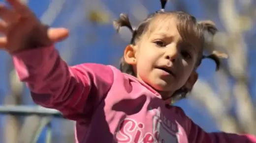 Morre no RS menina de 3 anos que teve imagem manipulada por IA em falsas vaquinhas - Studio TV