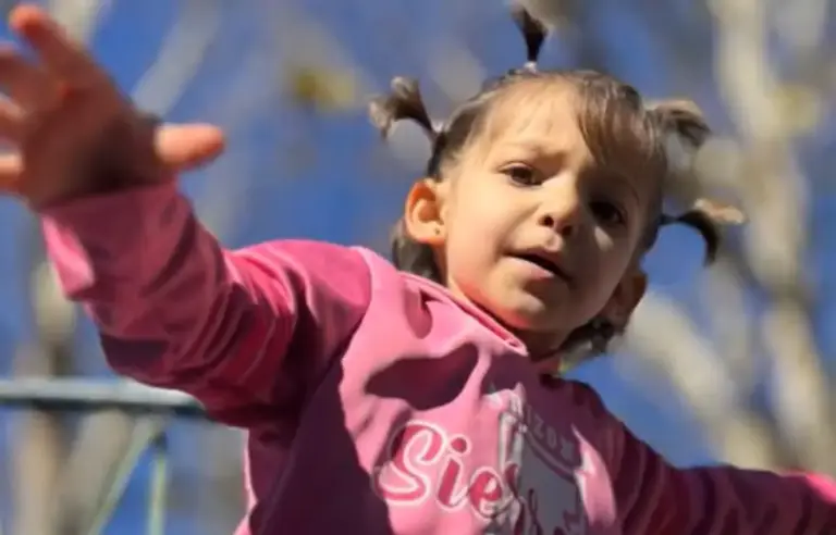 Morre no RS menina de 3 anos que teve imagem manipulada por IA em falsas vaquinhas - Studio TV