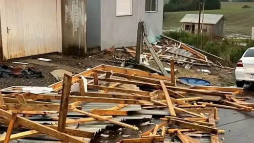 Temporal arranca telhado de residência em Lagoa Vermelha - Studio TV