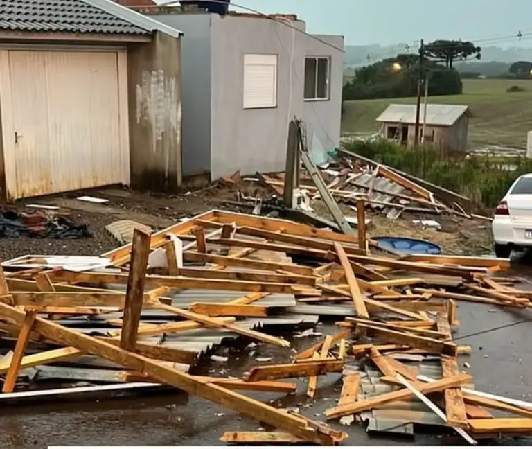 Temporal arranca telhado de residência em Lagoa Vermelha - Studio TV