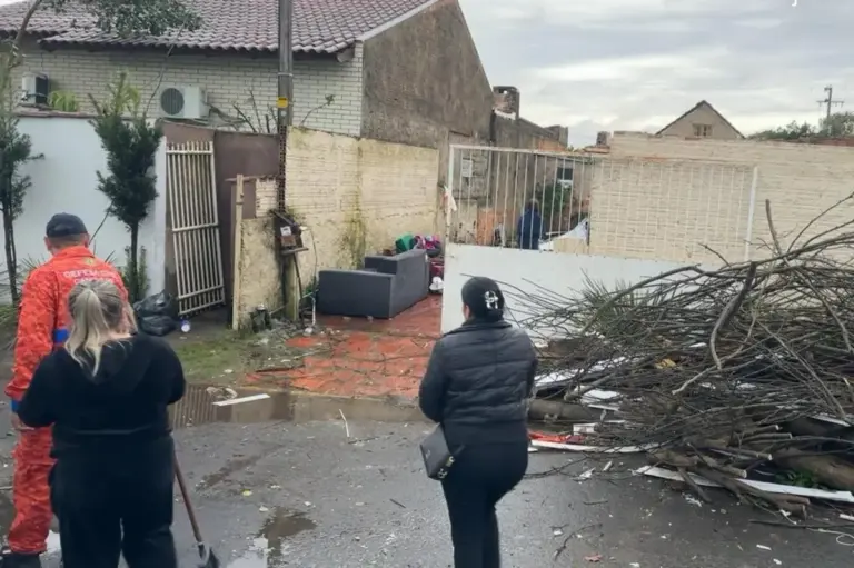 Temporal provoca desabamento de residência em Canoas - Studio TV