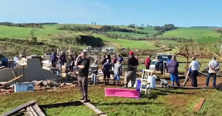 Tornado destrói três casas e deixa família presa sob escombros em Giruá - Studio TV