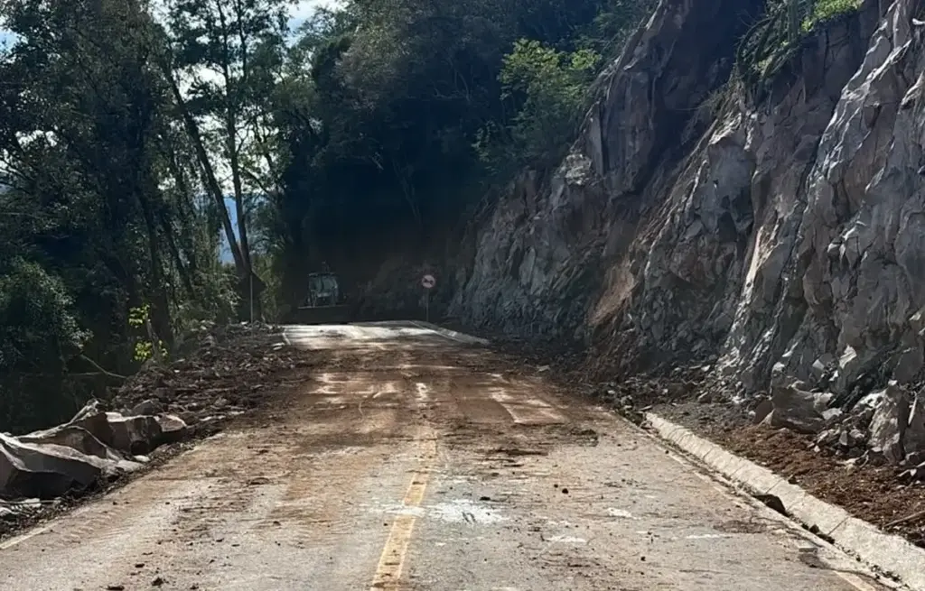 Trânsito é liberado após deslizamento de pedras em Bento Gonçalves - Studio TV