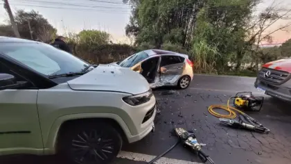 Três pessoas ficam feridas em colisão no Acesso Norte de Garibaldi - Studio TV