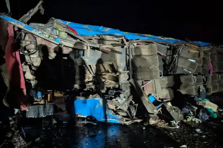 Uganda: 20 crianças e um adulto morrem em acidente com ônibus escolar - Studio TV