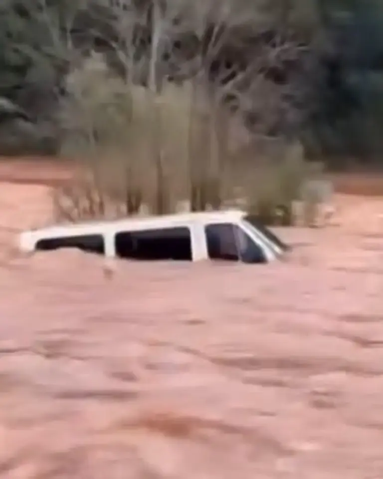 Van é arrastada pela correnteza ao tentar atravessar rio em Floriano Peixoto - Studio TV