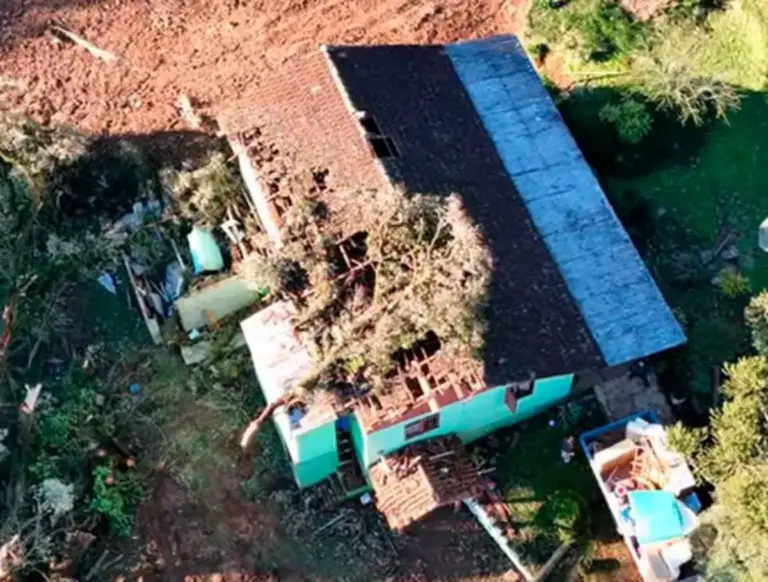 Vendaval e granizo deixam mais de 50 edificações danificadas em Cotiporã - Studio TV