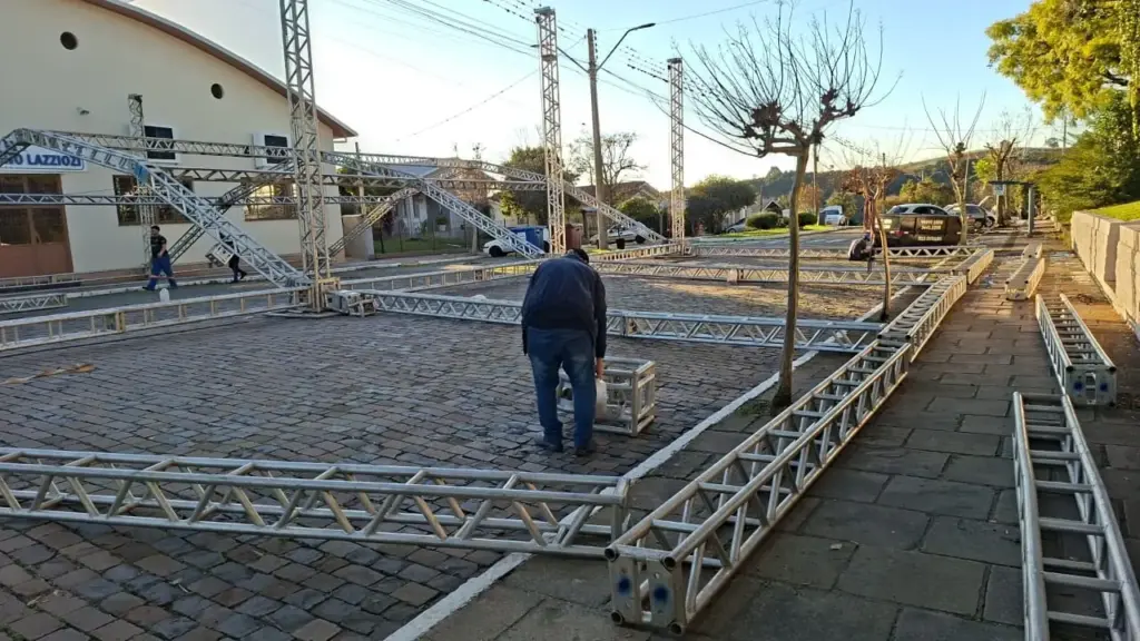 Veranópolis inicia montagem da estrutura para o 1º Festival do Bolinho de Chuva - Studio TV