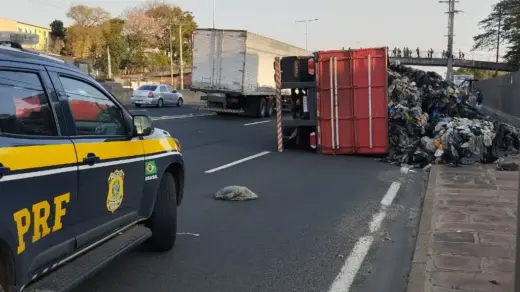 Acidente com caminhão provoca bloqueio parcial na BR-116 em Sapucaia do Sul - Studio TV