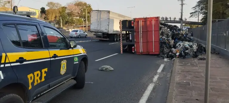 Acidente com caminhão provoca bloqueio parcial na BR-116 em Sapucaia do Sul - Studio TV