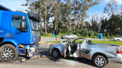 Acidente entre caminhão e carro deixa pessoa presa às ferragens na ERS-122, em Caxias do Sul - Studio TV