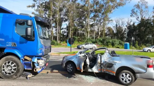 Acidente entre caminhão e carro deixa pessoa presa às ferragens na ERS-122, em Caxias do Sul - Studio TV