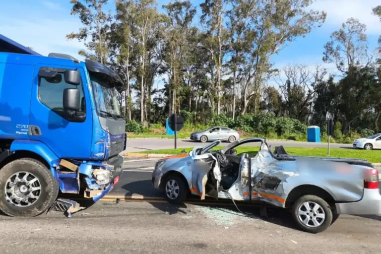 Acidente entre caminhão e carro deixa pessoa presa às ferragens na ERS-122, em Caxias do Sul - Studio TV